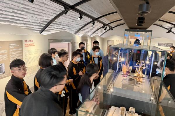 中國歷史科安排中二級學生參觀香港抗戰及海防博物館。透過導賞及參觀常設展覽和史蹟徑讓學生了解及認識香港的海防和軍事變遷，以傳承和弘揚愛國主義精神。