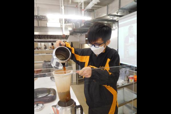同學製作奶茶
