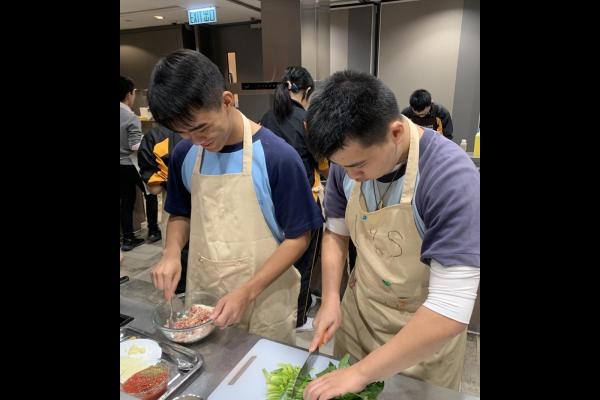 同學處理食材