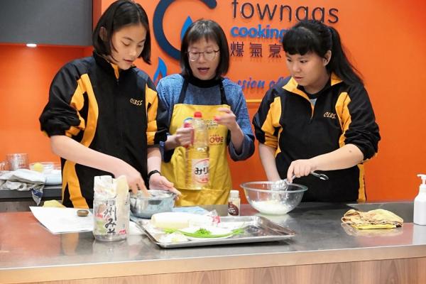 同學一同參與烹調示範